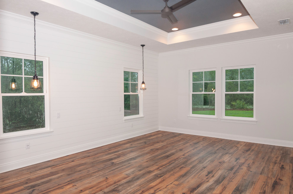 Idee per una grande camera matrimoniale american style con pareti bianche, pavimento in vinile e pavimento marrone