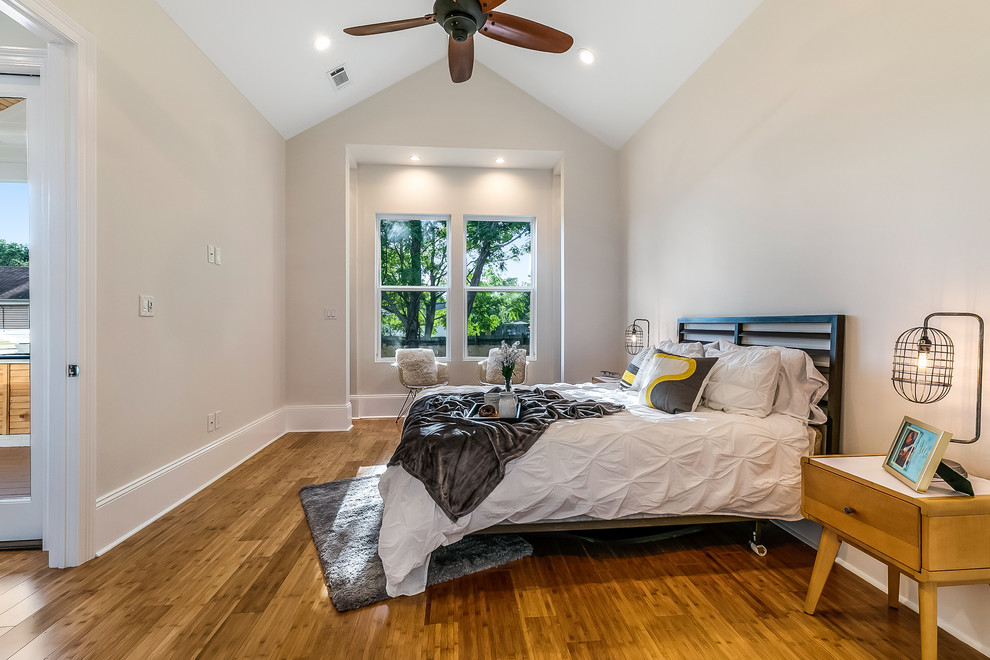 Стильный дизайн: спальня среднего размера в стиле ретро с серыми стенами, полом из бамбука и коричневым полом без камина - последний тренд