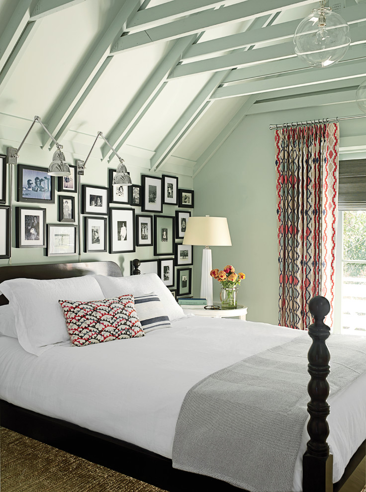 Ejemplo de habitación de invitados marinera pequeña sin chimenea con paredes verdes y suelo de madera en tonos medios