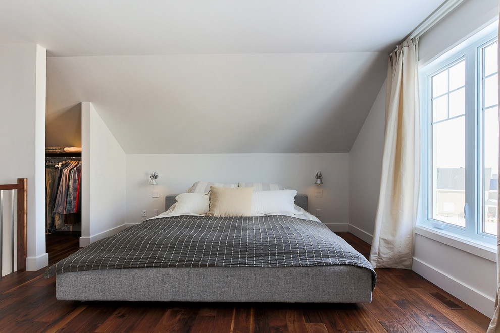 Стильный дизайн: спальня среднего размера на антресоли в стиле модернизм с белыми стенами и темным паркетным полом - последний тренд