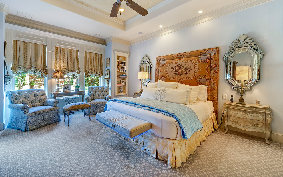 Стильный дизайн: хозяйская спальня в классическом стиле с синими стенами и ковровым покрытием - последний тренд
