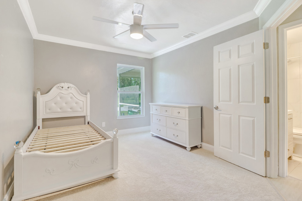Стильный дизайн: гостевая спальня среднего размера, (комната для гостей) в стиле кантри с серыми стенами, ковровым покрытием и белым полом без камина - последний тренд