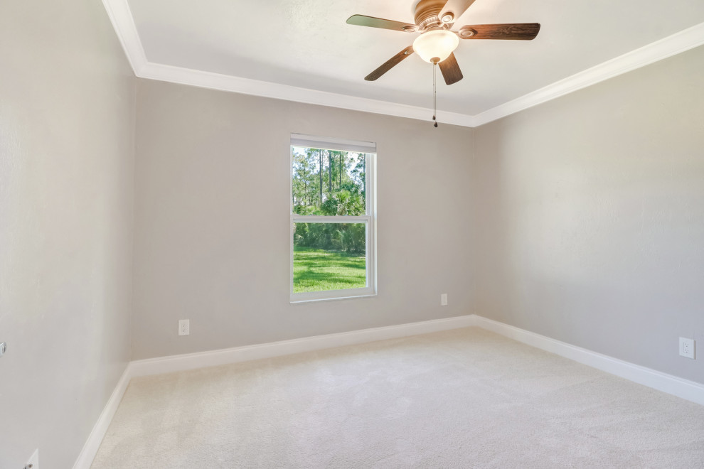 Foto de habitación de invitados de estilo de casa de campo de tamaño medio sin chimenea con paredes grises, moqueta y suelo blanco
