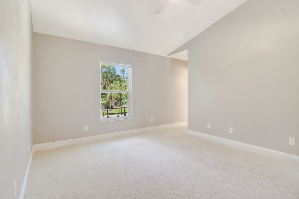 Foto de habitación de invitados campestre de tamaño medio sin chimenea con paredes grises, moqueta y suelo blanco