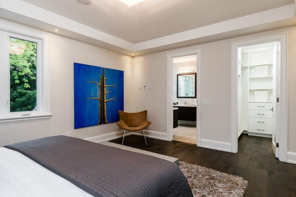 Свежая идея для дизайна: хозяйская спальня среднего размера в стиле неоклассика (современная классика) с белыми стенами и паркетным полом среднего тона - отличное фото интерьера