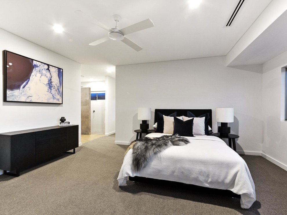 Ejemplo de dormitorio principal actual grande sin chimenea con paredes blancas, moqueta y suelo gris