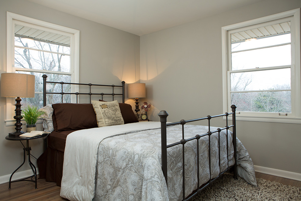 На фото: маленькая гостевая спальня (комната для гостей) в стиле неоклассика (современная классика) с серыми стенами и паркетным полом среднего тона для на участке и в саду