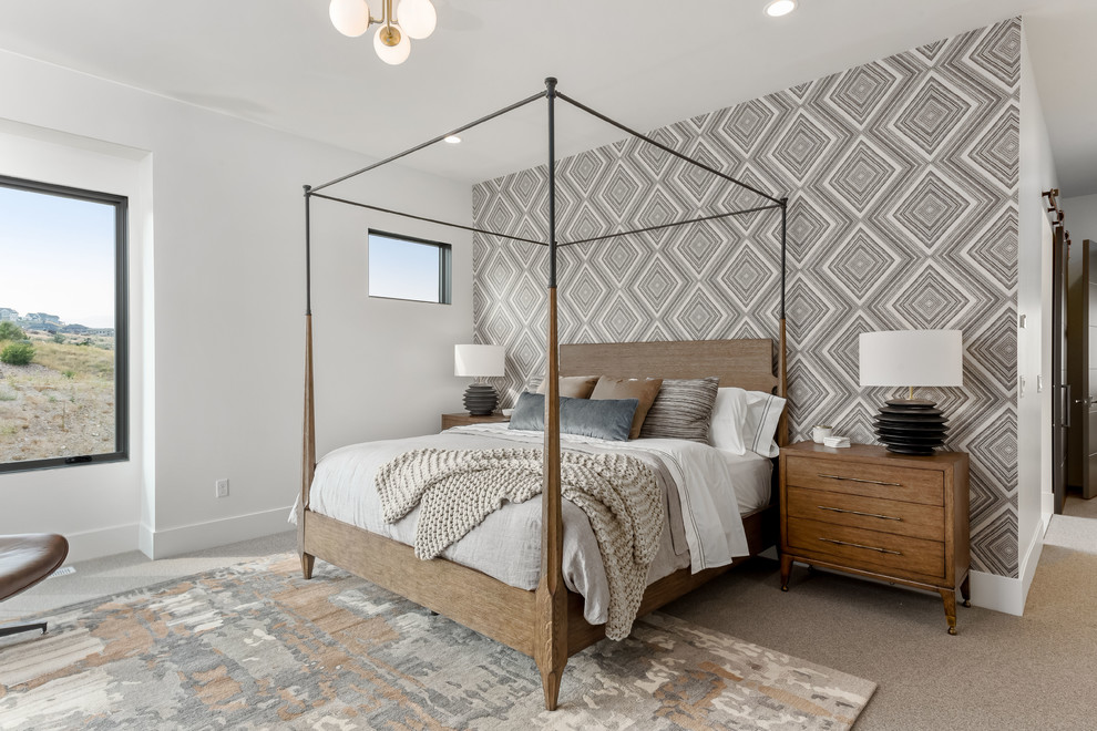 На фото: хозяйская спальня в современном стиле с серыми стенами, ковровым покрытием и бежевым полом с