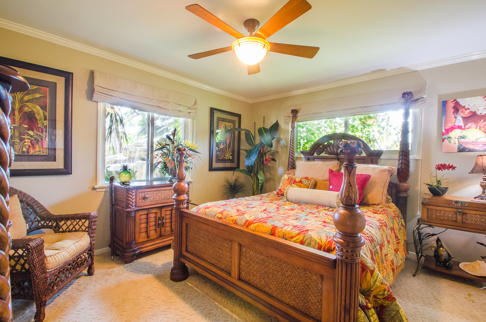Inspiration for a small tropical guest carpeted bedroom remodel in Orange County with beige walls and no fireplace