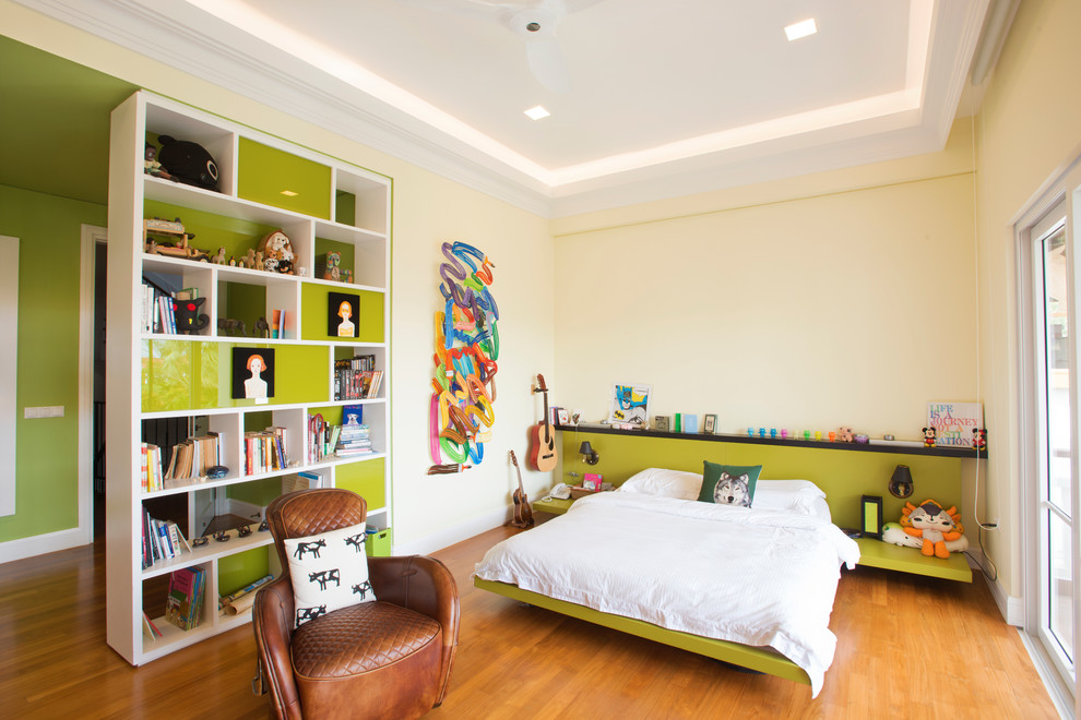 На фото: гостевая спальня среднего размера, (комната для гостей) в скандинавском стиле с зелеными стенами и паркетным полом среднего тона с