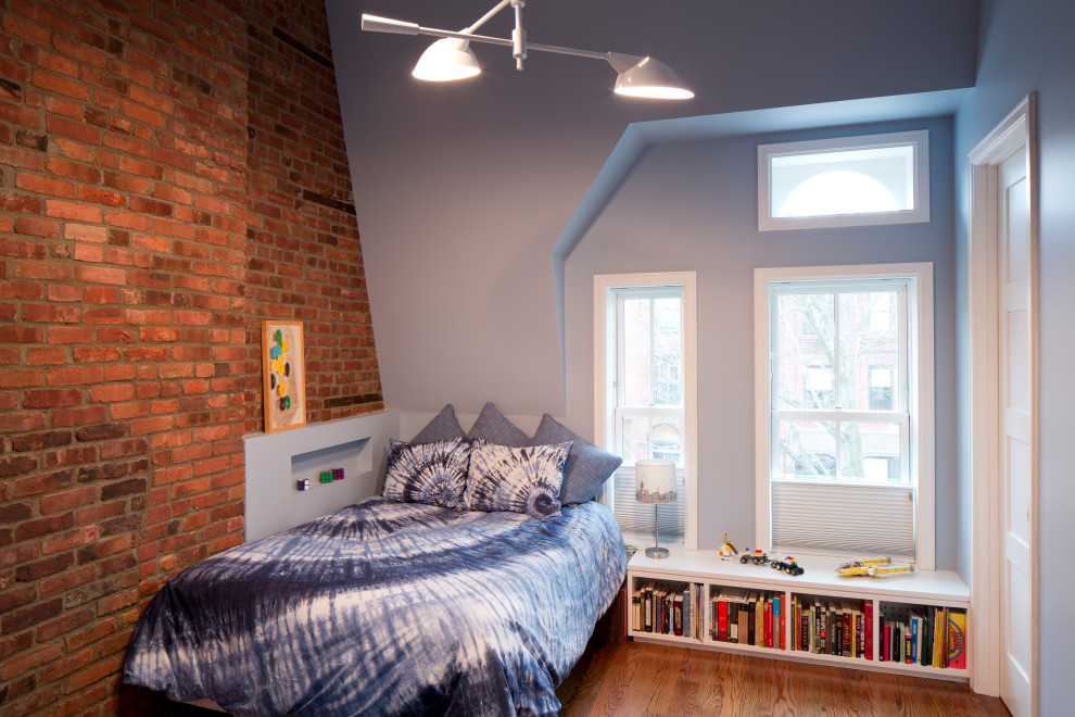 Foto di una camera degli ospiti minimalista di medie dimensioni con pareti blu, pavimento in legno massello medio e pavimento marrone
