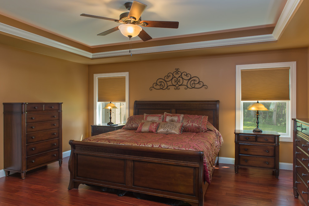 На фото: хозяйская спальня в классическом стиле с коричневыми стенами и паркетным полом среднего тона с