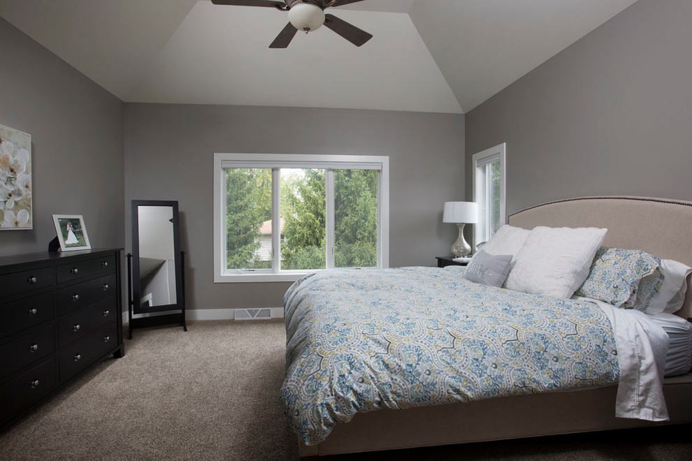 Ejemplo de dormitorio principal tradicional de tamaño medio sin chimenea con paredes grises y moqueta