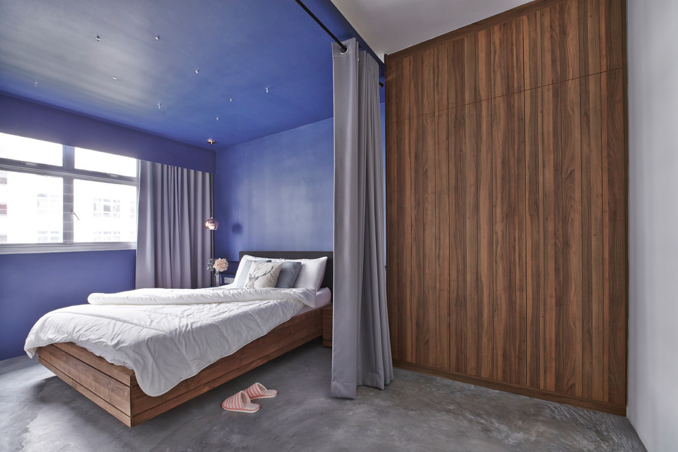 Idée de décoration pour une chambre design avec un mur violet, sol en béton ciré et un sol gris.