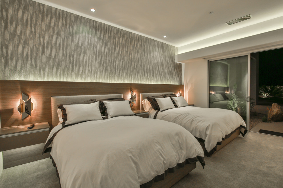 Immagine di una camera degli ospiti contemporanea con pareti grigie, moquette e pavimento grigio