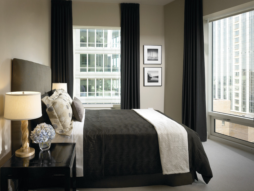 シカゴにあるコンテンポラリースタイルのおしゃれな寝室 (グレーの壁、黒いカーテン)