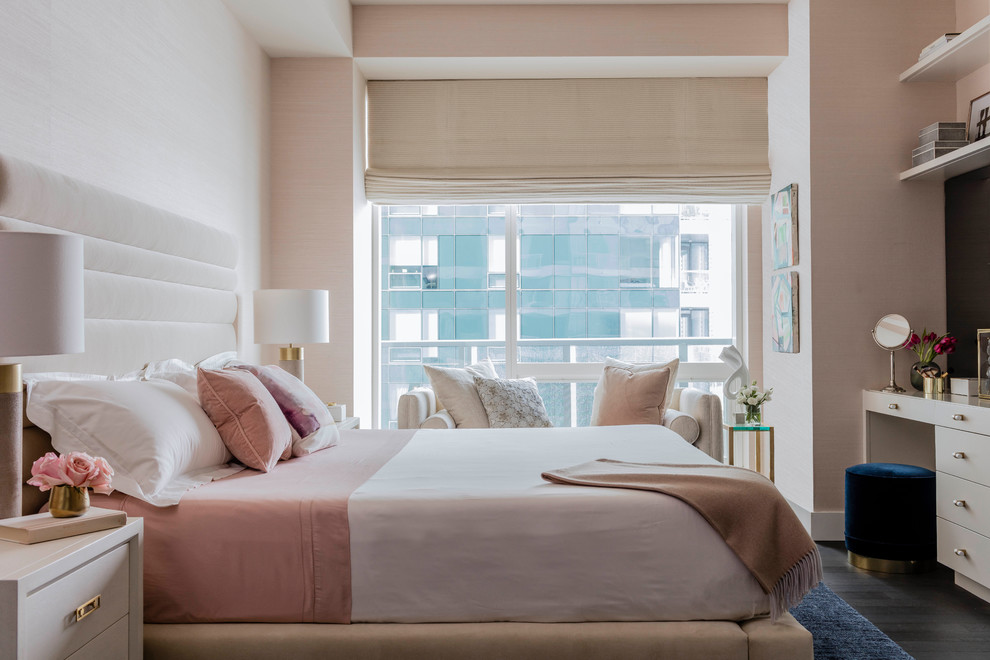 Пример оригинального дизайна: хозяйская спальня среднего размера в современном стиле с розовыми стенами, темным паркетным полом и коричневым полом