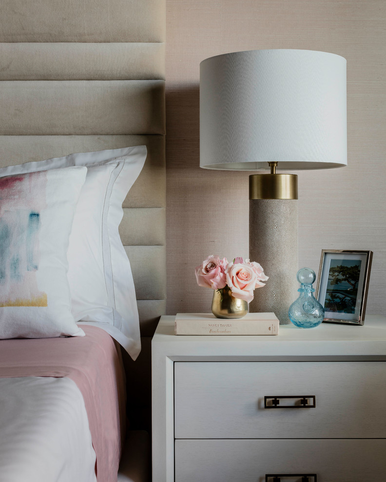 Стильный дизайн: хозяйская спальня среднего размера в современном стиле с розовыми стенами, темным паркетным полом и коричневым полом - последний тренд