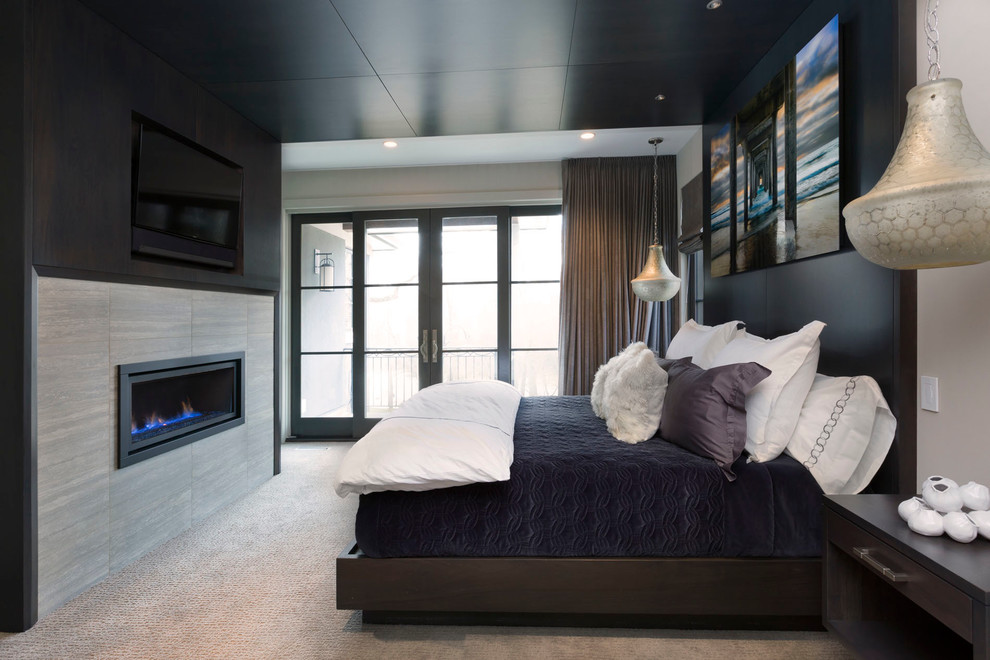 Идея дизайна: большая хозяйская спальня в современном стиле с серыми стенами, ковровым покрытием, стандартным камином, фасадом камина из плитки и серым полом