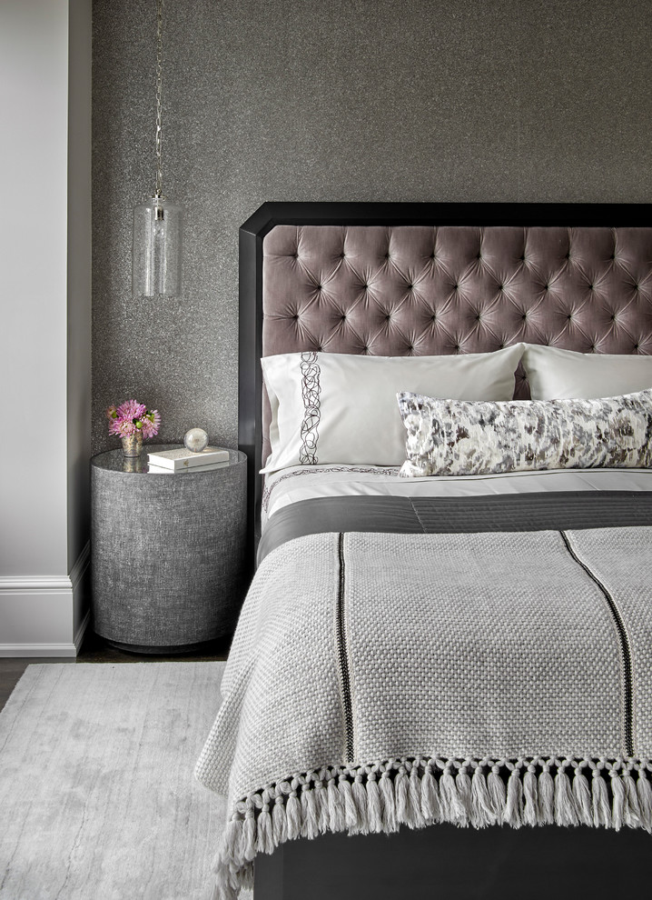 На фото: хозяйская спальня в стиле неоклассика (современная классика) с серыми стенами, темным паркетным полом и коричневым полом с