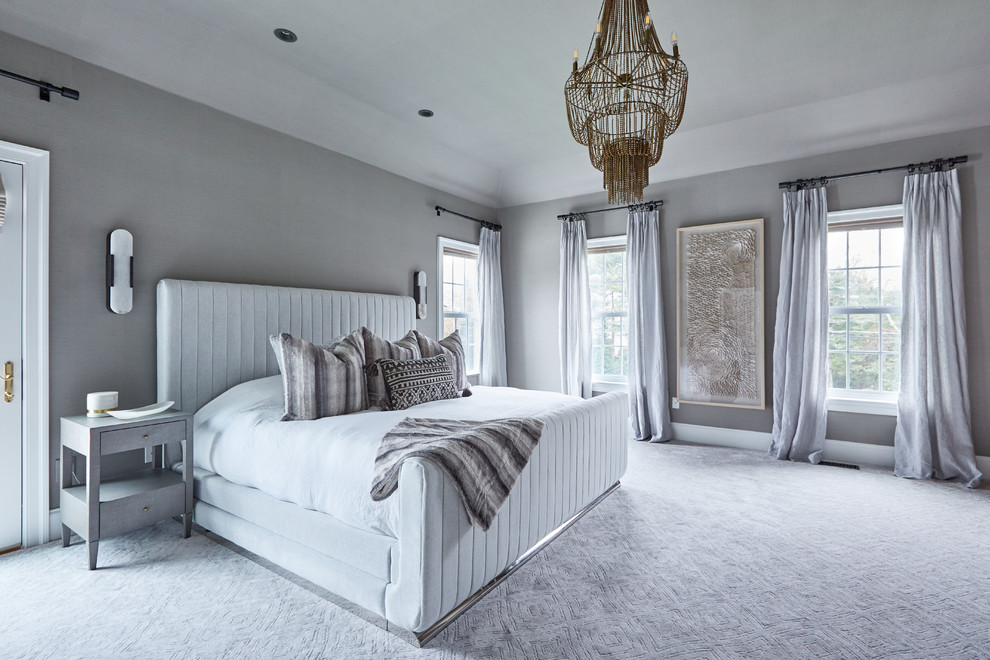 Источник вдохновения для домашнего уюта: хозяйская спальня в стиле неоклассика (современная классика) с серыми стенами, ковровым покрытием и серым полом
