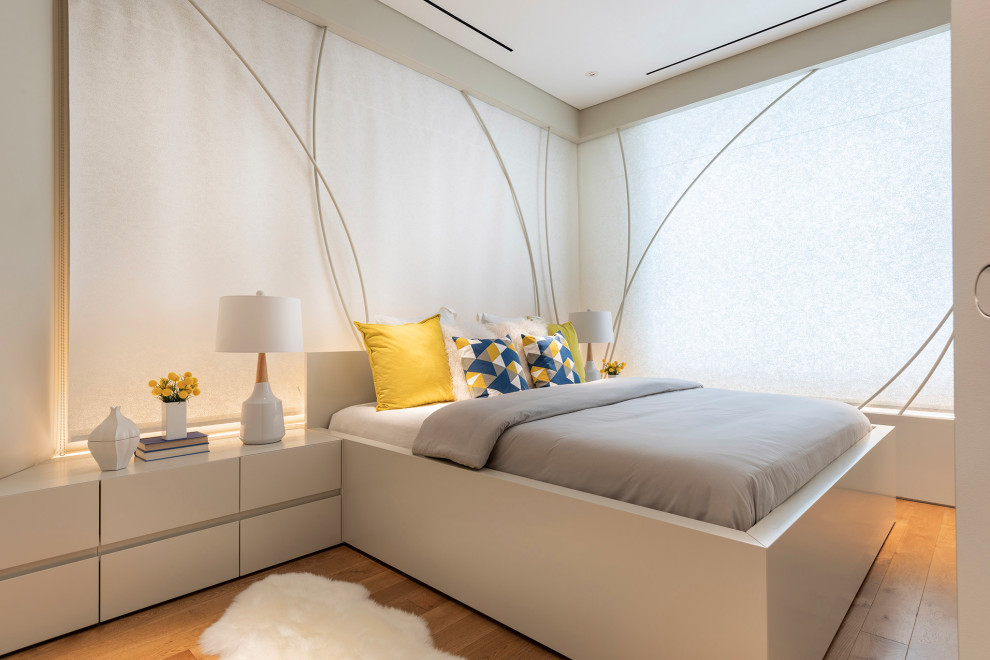 ニューヨークにあるコンテンポラリースタイルのおしゃれな寝室 (白い壁、無垢フローリング、茶色い床)