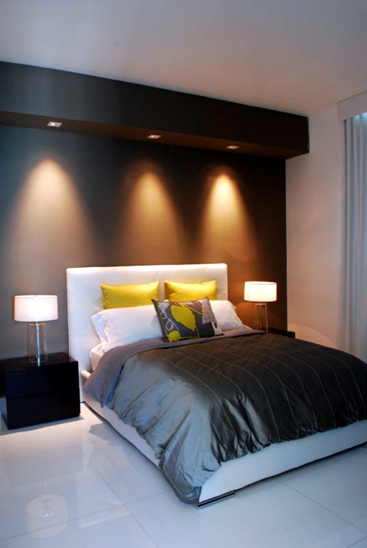 Mittelgroßes Modernes Hauptschlafzimmer mit grauer Wandfarbe und Porzellan-Bodenfliesen in Miami