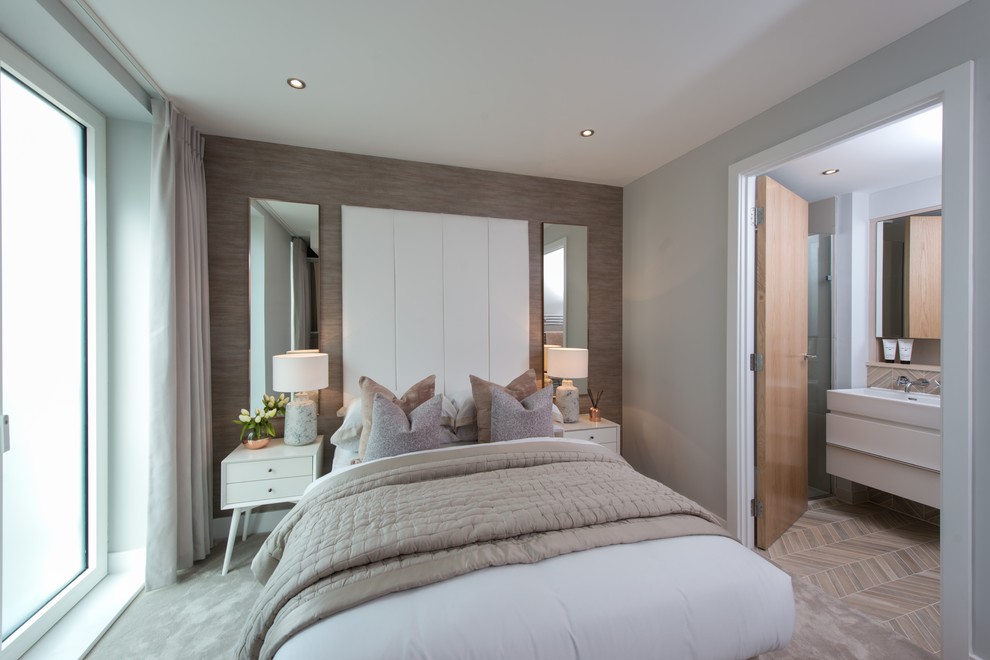 Стильный дизайн: большая гостевая спальня (комната для гостей) в современном стиле с разноцветными стенами - последний тренд