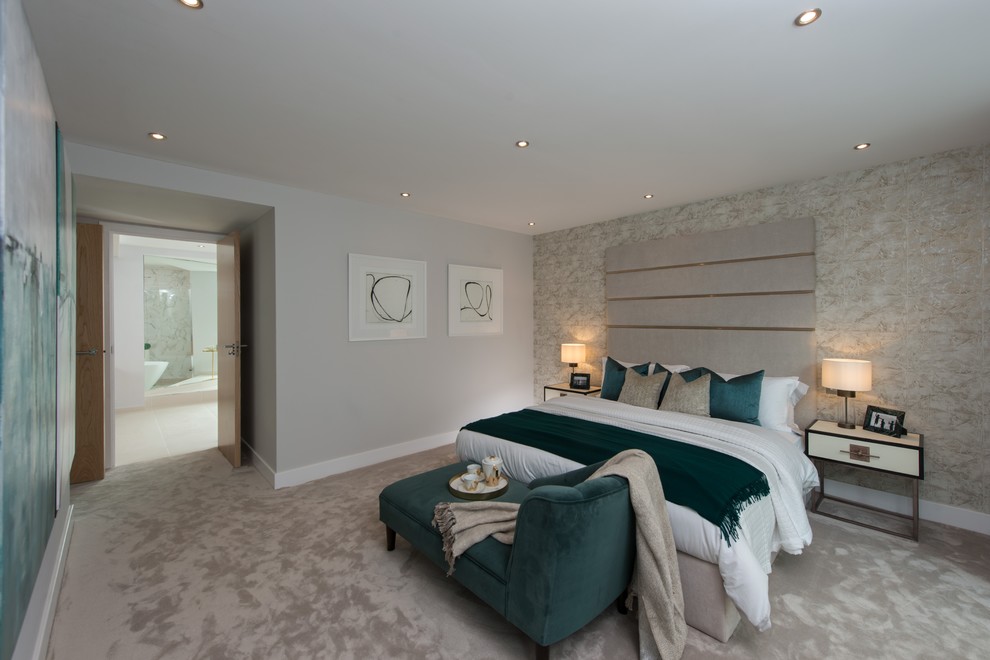 Großes Modernes Hauptschlafzimmer mit bunten Wänden, Teppichboden und beigem Boden in London