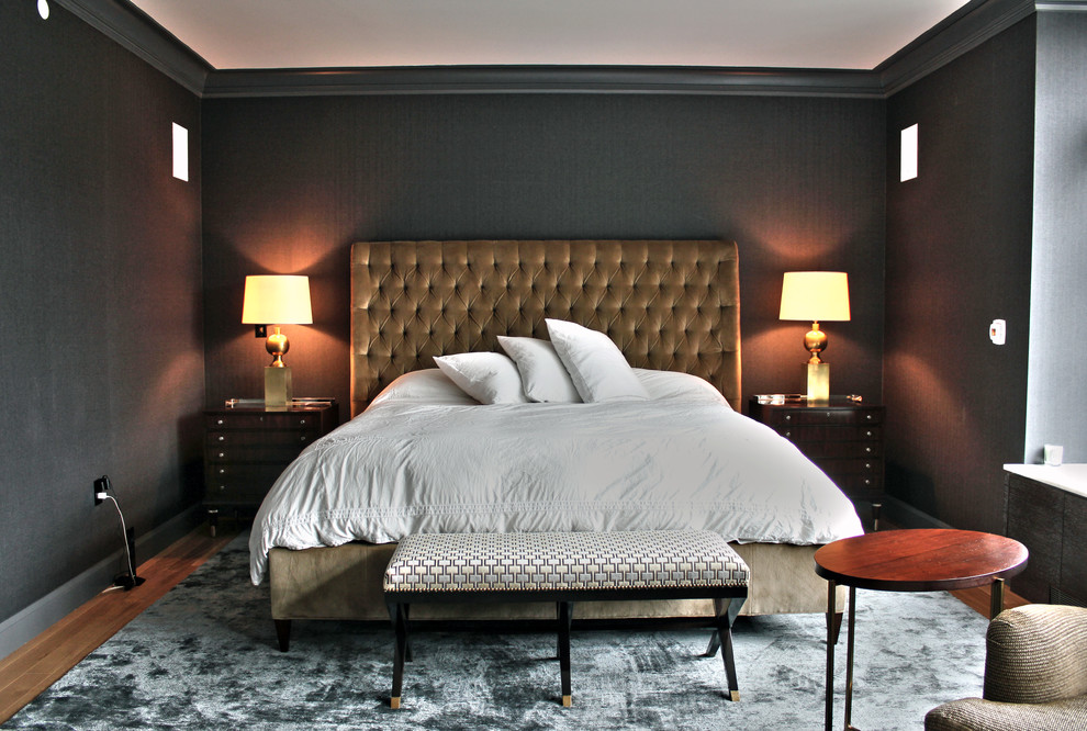 Imagen de dormitorio principal clásico renovado de tamaño medio sin chimenea con paredes negras y suelo de madera clara
