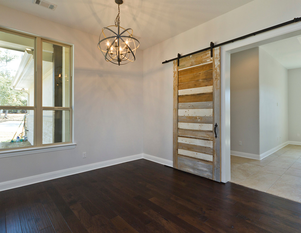 Foto de habitación de invitados rústica de tamaño medio sin chimenea con paredes grises y suelo de madera oscura