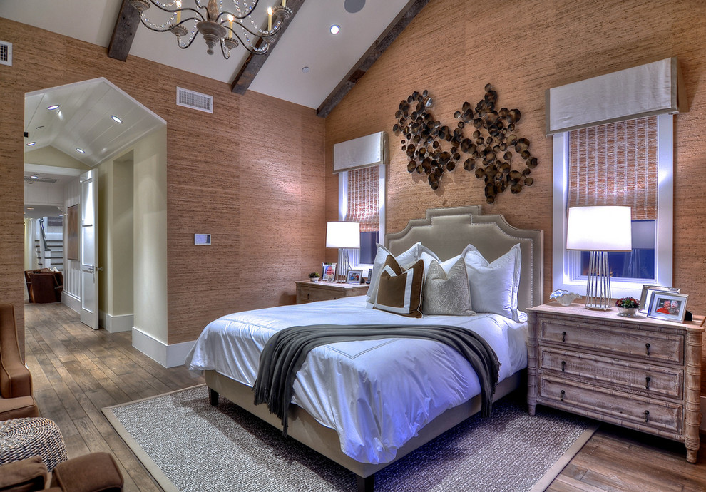 Foto di una camera da letto tradizionale con pareti beige, pavimento in legno massello medio e nessun camino