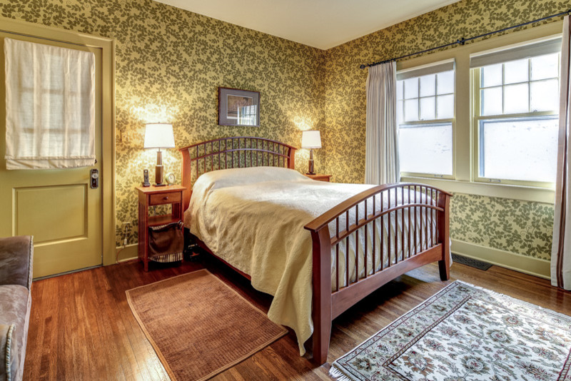 Example of a classic bedroom design in Louisville