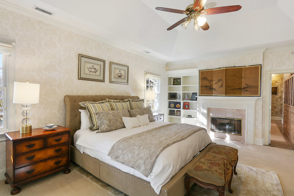 チャールストンにある広いトラディショナルスタイルのおしゃれな主寝室 (ベージュの壁、カーペット敷き、標準型暖炉、タイルの暖炉まわり、ベージュの床) のインテリア