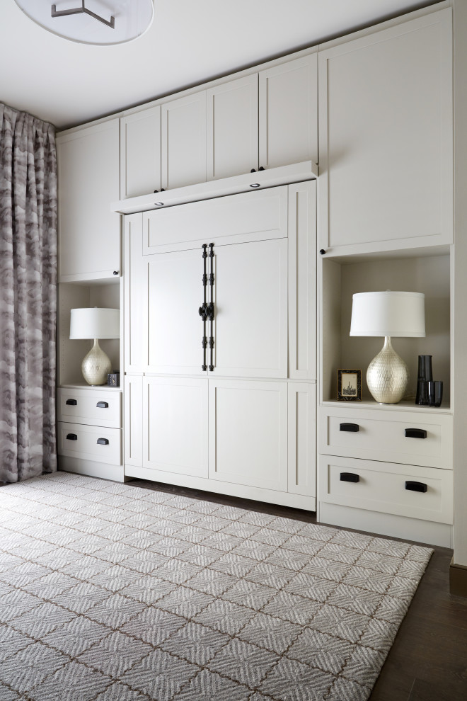 Esempio di una camera degli ospiti chic con pareti bianche, parquet scuro e pavimento marrone