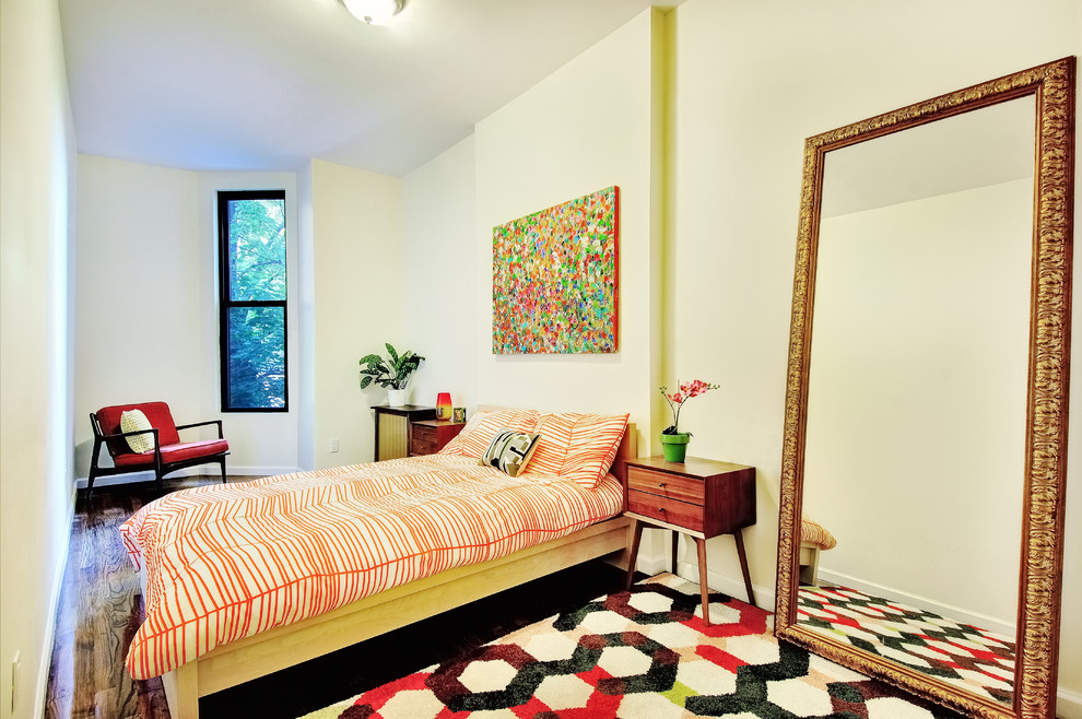 Idéer för ett 60 tals sovrum, med gula väggar och mellanmörkt trägolv