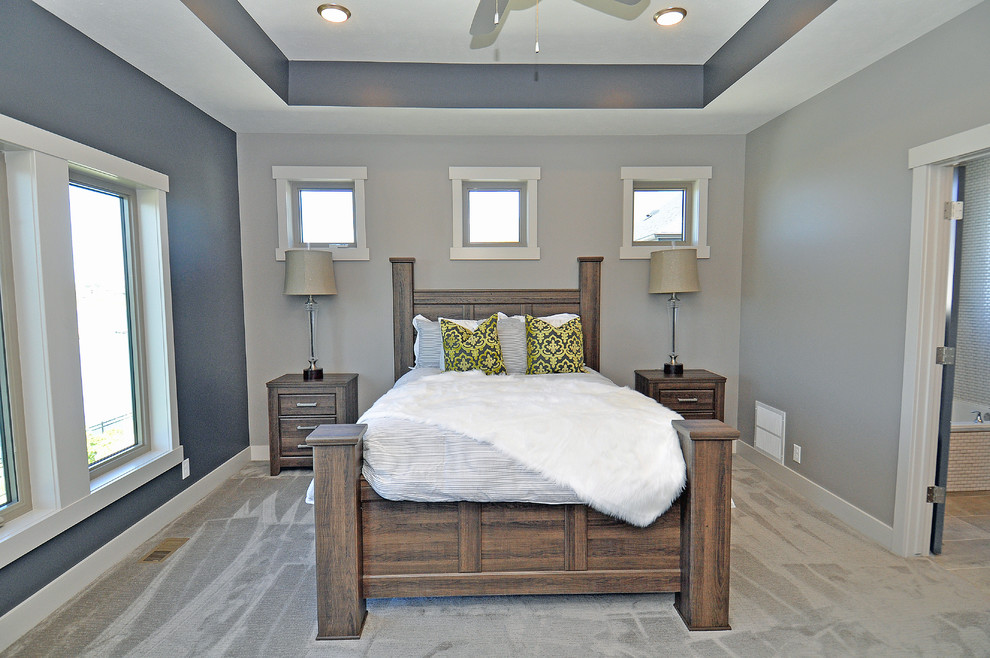 Diseño de habitación de invitados tradicional renovada de tamaño medio sin chimenea con paredes grises y moqueta