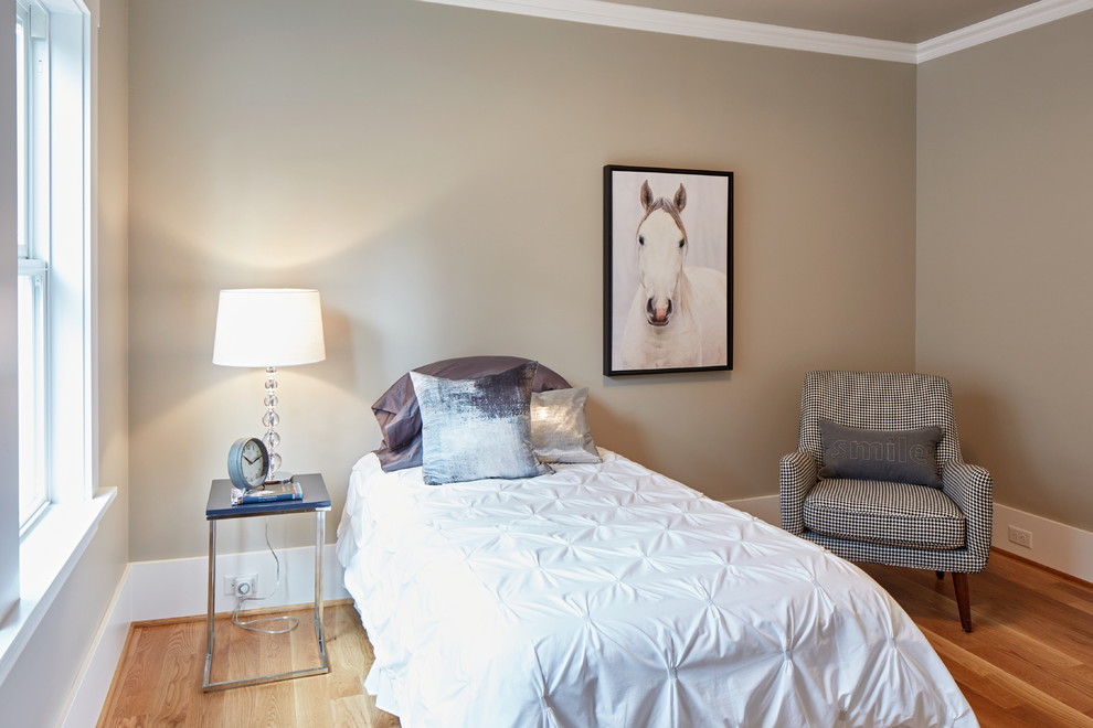 Свежая идея для дизайна: гостевая спальня среднего размера, (комната для гостей) в стиле неоклассика (современная классика) с серыми стенами и светлым паркетным полом - отличное фото интерьера