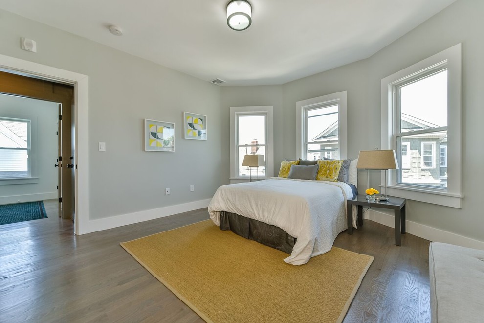 Mittelgroßes Modernes Gästezimmer ohne Kamin mit grauer Wandfarbe, hellem Holzboden und braunem Boden in Boston