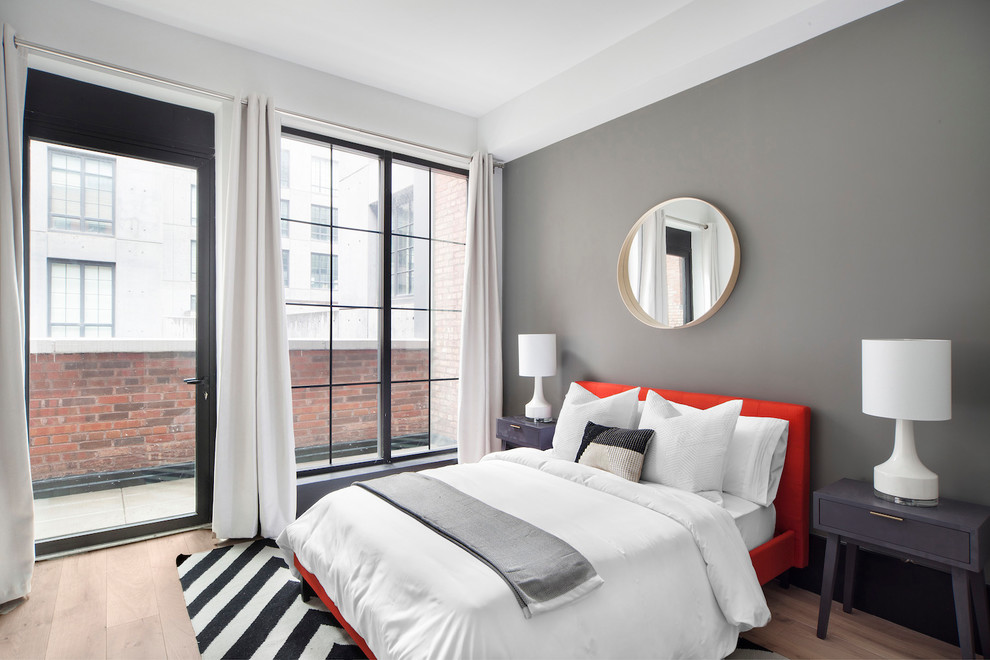 Пример оригинального дизайна: спальня в современном стиле с серыми стенами, светлым паркетным полом и бежевым полом
