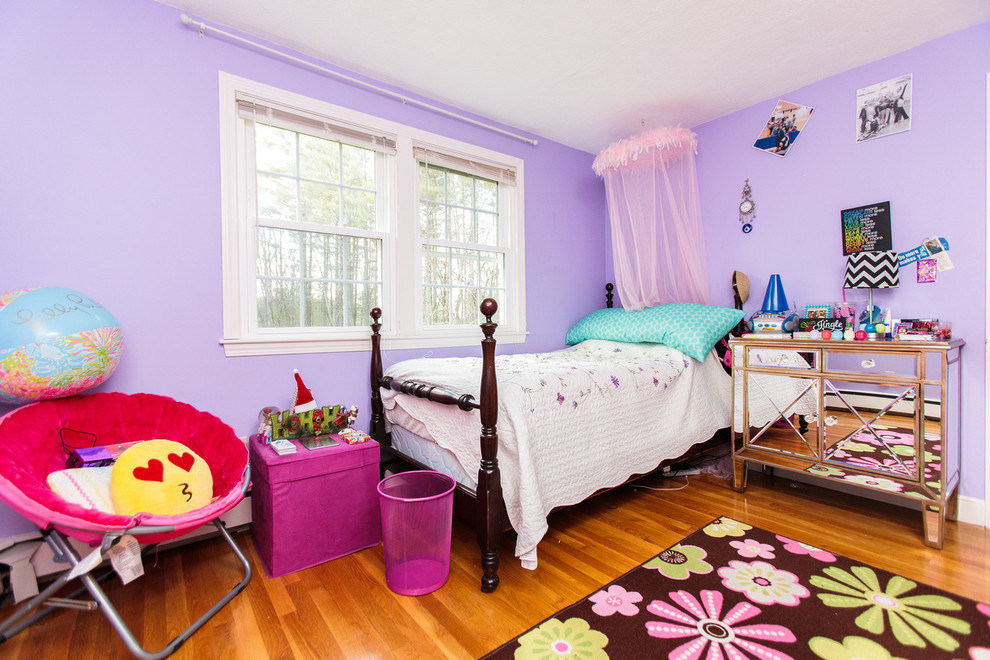 Imagen de habitación de invitados tradicional de tamaño medio con paredes púrpuras y suelo de madera clara