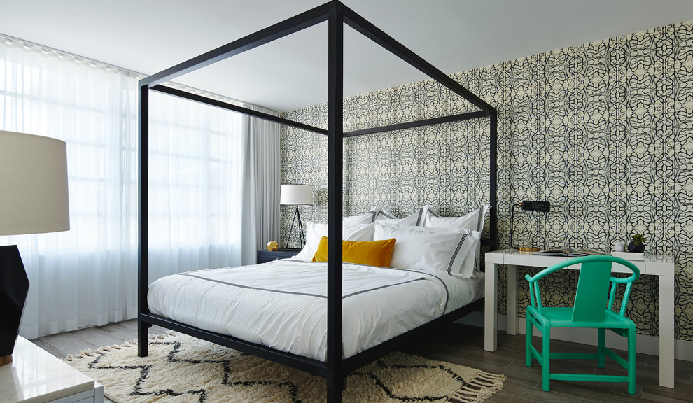 Großes Modernes Schlafzimmer mit bunten Wänden und braunem Holzboden in Richmond