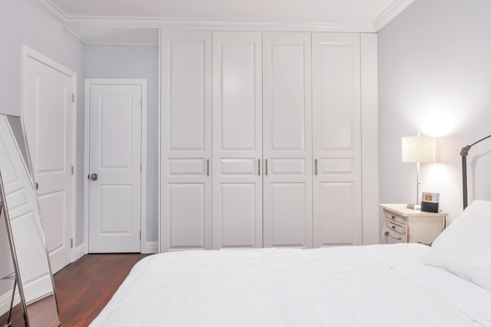 ニューヨークにある小さなトランジショナルスタイルのおしゃれな主寝室 (白い壁、濃色無垢フローリング、標準型暖炉、漆喰の暖炉まわり)