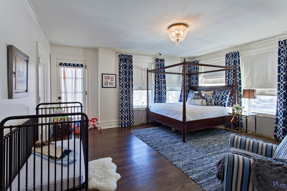 На фото: спальня в классическом стиле с белыми стенами, темным паркетным полом и синими шторами