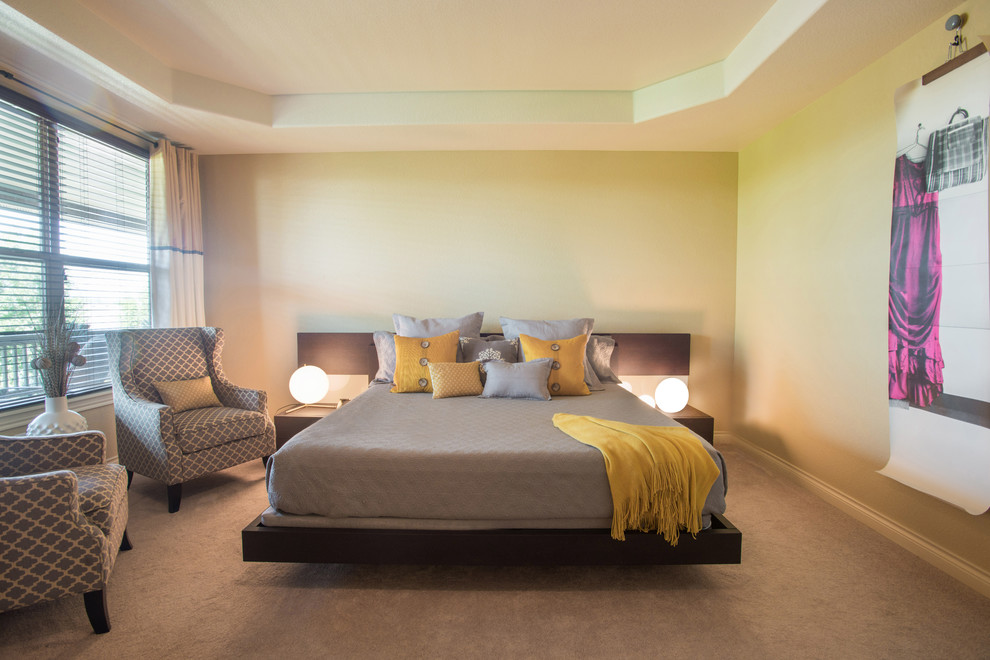 Mittelgroßes Modernes Hauptschlafzimmer ohne Kamin mit gelber Wandfarbe und Teppichboden in Denver