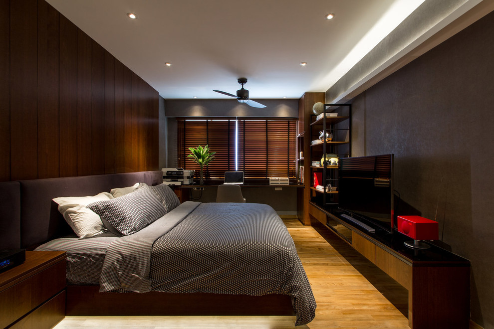 シンガポールにあるコンテンポラリースタイルのおしゃれな寝室 (グレーの壁、無垢フローリング、茶色い床、グレーとブラウン) のインテリア