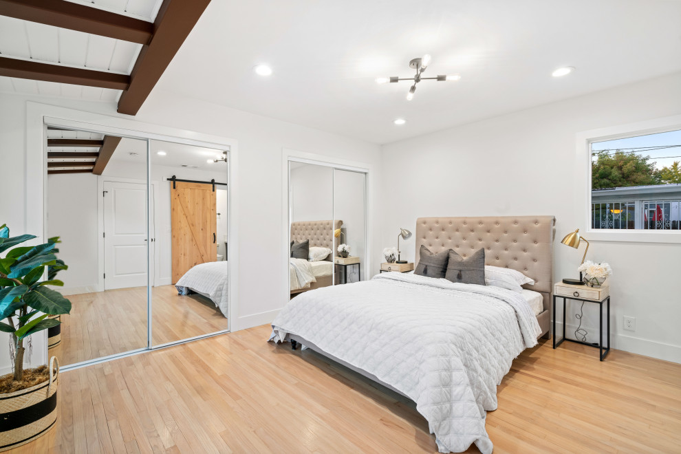 Источник вдохновения для домашнего уюта: хозяйская спальня среднего размера в стиле кантри с белыми стенами и светлым паркетным полом
