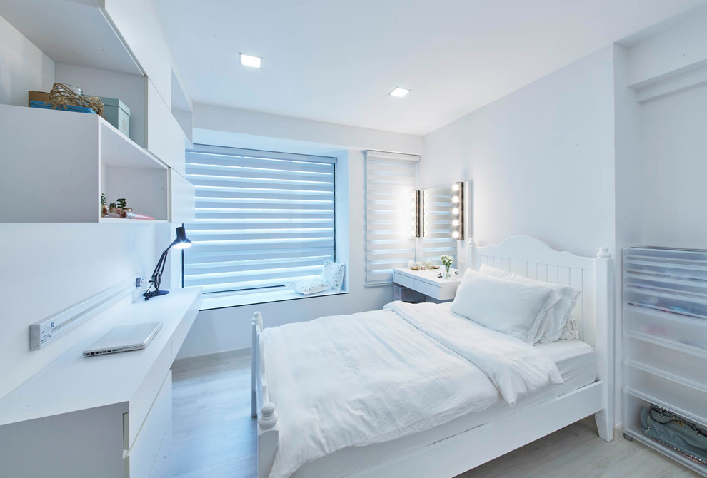 シンガポールにある中くらいなコンテンポラリースタイルのおしゃれな主寝室 (白い壁、合板フローリング)