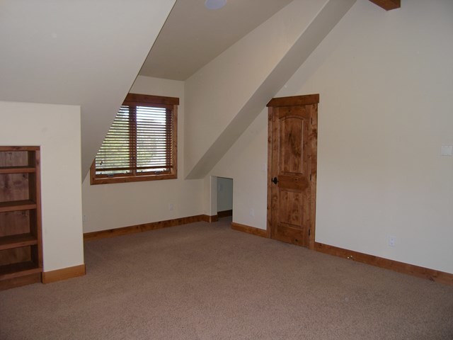 На фото: гостевая спальня среднего размера, (комната для гостей) в классическом стиле с белыми стенами и ковровым покрытием без камина с