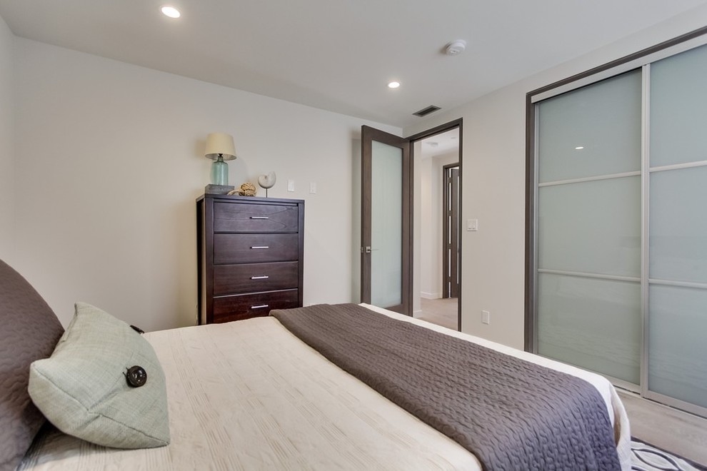 Mittelgroßes Modernes Gästezimmer ohne Kamin mit weißer Wandfarbe und Keramikboden in Los Angeles